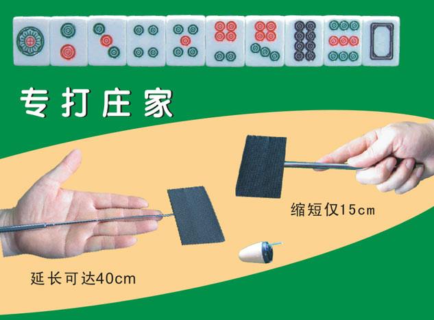 Nhiều thế hệ độc giả Thủ đô tham gia hào hứng với hàng ngàn tên sách được trưng bày tại hội sách.